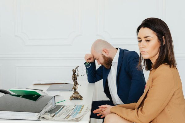 Comment une entreprise de services financiers peut-elle utiliser les témoignages clients dans sa stratégie de marketing digital ?