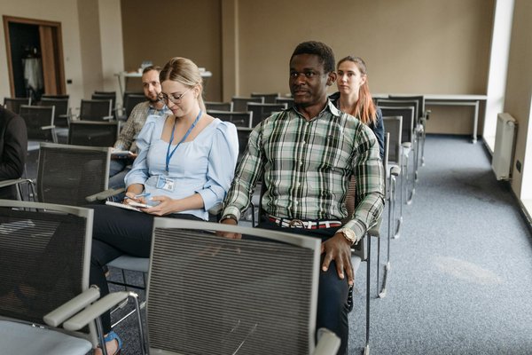 Comment les services de traduction technique peuvent-ils s'adapter pour mieux répondre aux besoins des entreprises industrielles?