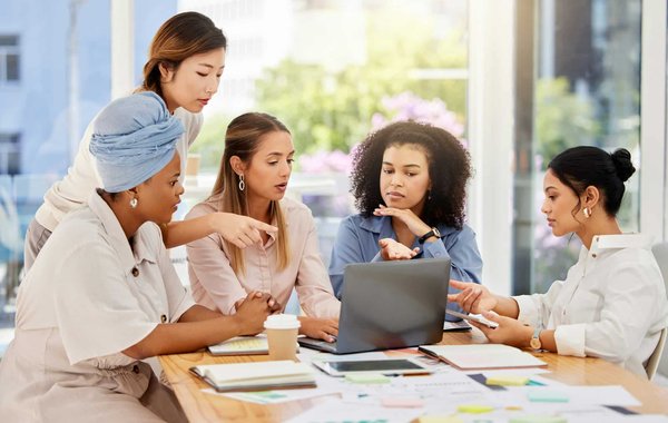 Comment une entreprise de fabrication de bougies peut-elle exploiter le marketing sensoriel pour se différencier ?